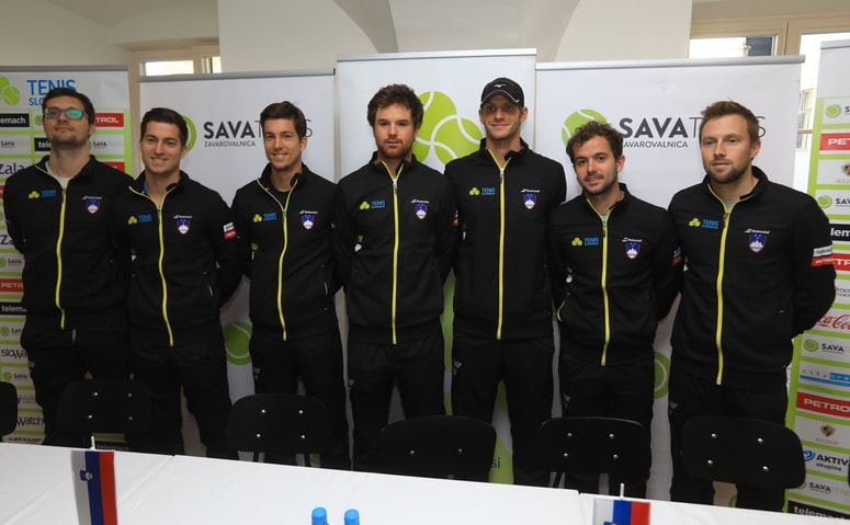 Niso skrivali dobrega razpoloženja; od leve: Miha Mlakar, Andraž Bedene, Aljaž Bedene, Blaž Kavčič, Blaž Rola, Nik Razboršek, Tom Kočevar Dešman. 