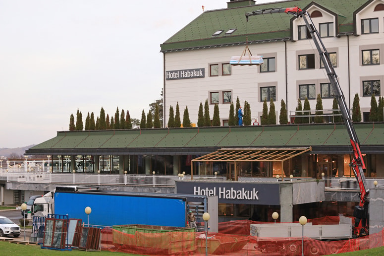 Hotel Habakuk te dni delno obnavljajo. 