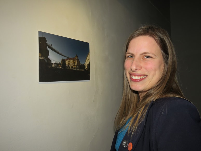 Ana Čigon, ki te dni razstavlja v Likovnem salonu Celje, na umetniški način "rešuje" težave. 