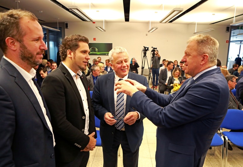 Minister Zdravko Počivalšek v pogovoru z direktorjem Cone Tezno Gorazdom Bendetom, Urošem Rozmanom, direktorjem MRA, in županom občine Hoče - Slivnica Markom Soršakom