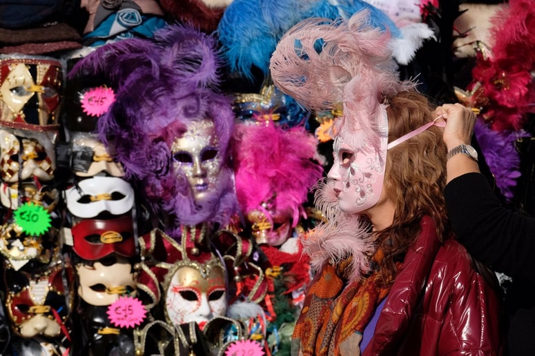 Glavna fotografija članka:(FOTO) V Benetkah se začenja tradicionalni karneval, zaradi koronavirusa pričakujejo nižji obisk