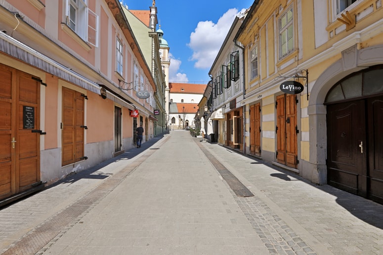 Običajno živahna Poštna je že nekaj časa ulica duhov. 