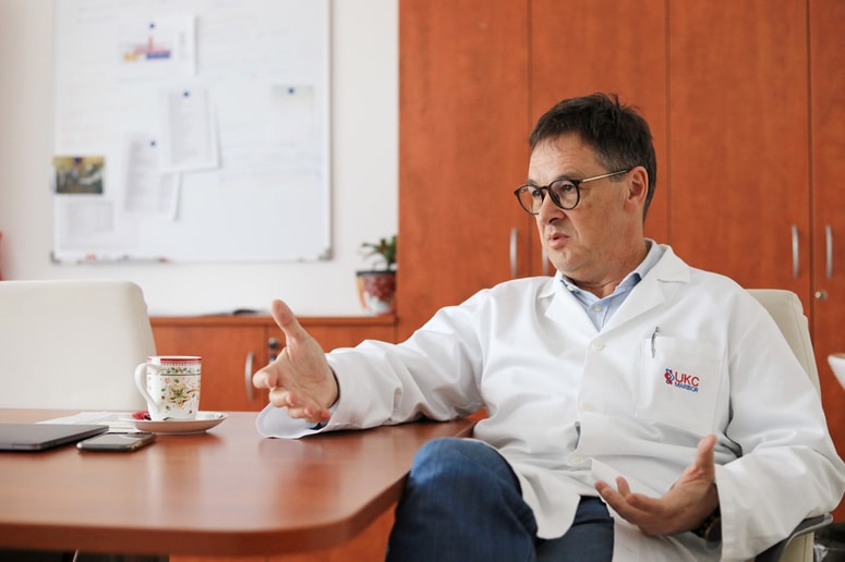 Strokovni direktor UKC Maribor Matjaž Vogrin: "Zalog je za sedem dni, po tem pa bo, če dodatna zaščitna oprema ne bo prispela, nastopila​ krizna situacija." 