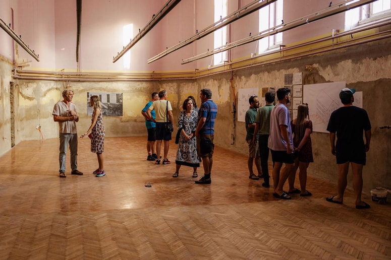 Glavna fotografija članka:Kajuhov dom z novo vsebino: Desetletja prazni zgradbi se obeta nov začetek