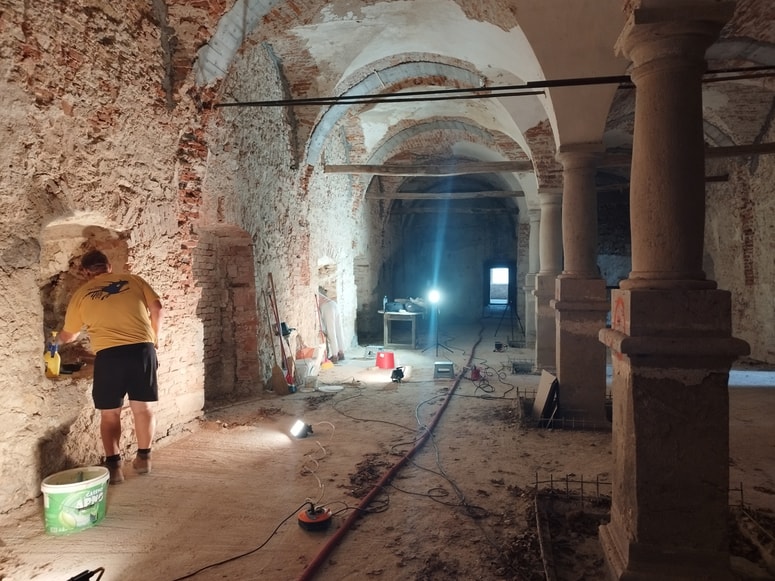 Preventivni konservatorski posegi na srednjeveških oknih 