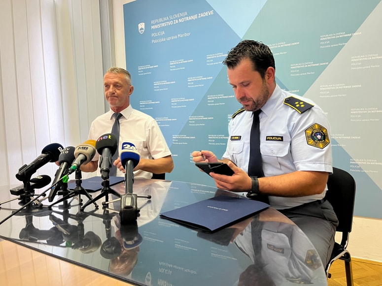 Darko Nerat in Matej Harb s PU Maribor sta kolege pohvalila, da so lani preiskali 60 odstotkov vseh ropov, predlani pa je bila preiskanost še višja, več kot 77 odstotna.