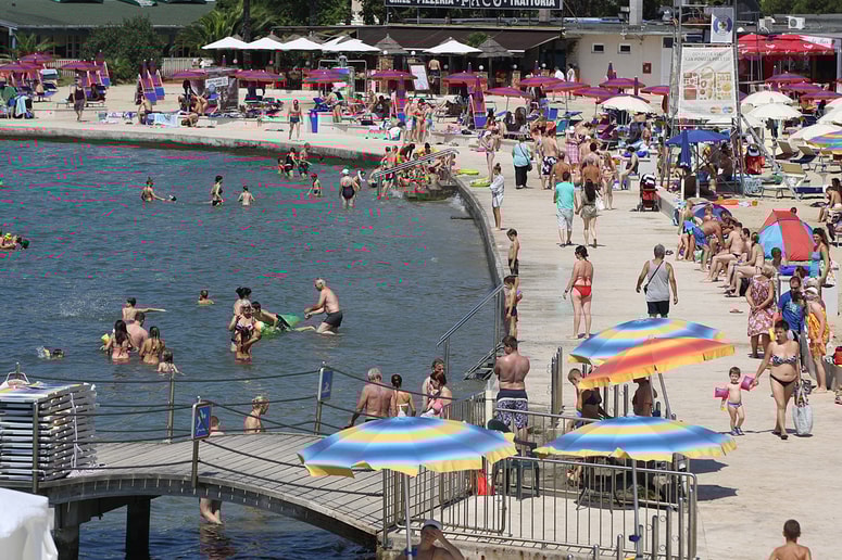 Glavna fotografija članka:Kje bo mogoče unovčiti turistični bon? Vključenih je več dejavnosti ponudnikov, vlada diskriminacije ne bo dovolila