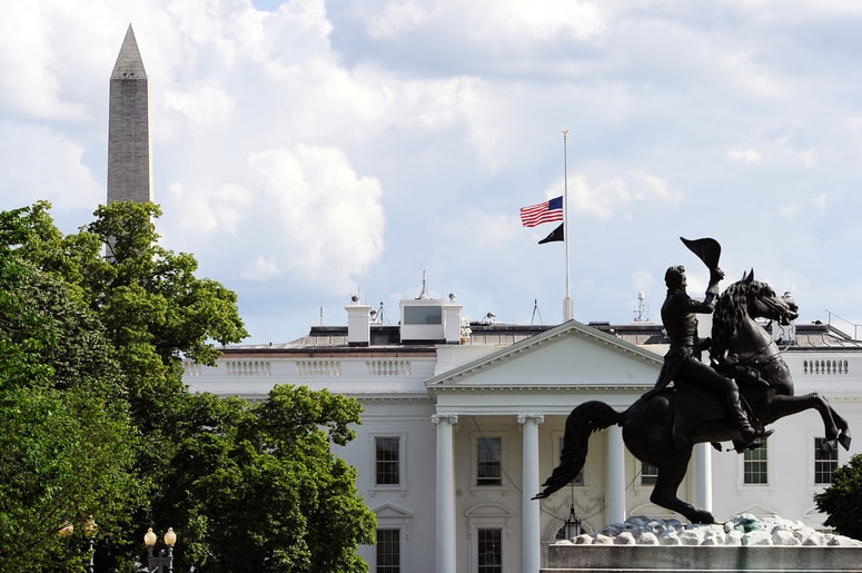 V ZDA so 23. maj razglasili za dan žalovanja za žrtvami covida-19 in spustili zastave na pol droga. To je bilo tudi vse. 