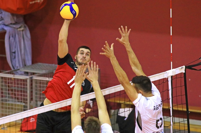 Žiga Čopi je proti Calcitu dosegel petnajst točk, kar pa ni bilo dovolj za zmago Hočanov. 