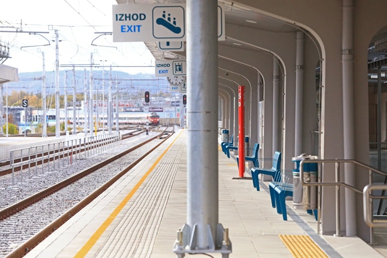 Železniška postaja je zdaj moderen infrastrukturni objekt, primerljiv s katerimkoli podobne velikosti v zahodni Evropi, meni vodja prenove. Vsi peroni so popolnoma obnovljeni z novimi klopmi, nadstrešnicami in taktilnimi oznakami za slepe in slabovidne. 