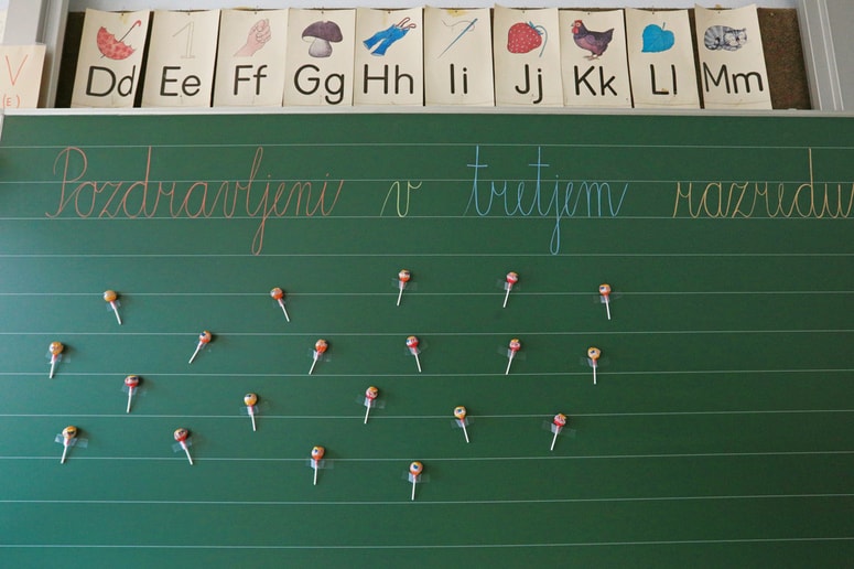 Učitelji pred začetkom novega šolskega leta uredijo razred. 