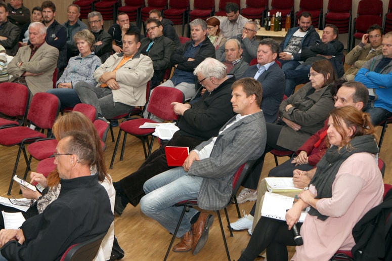 Sestanek krajanov in predstavnikov ZCI v Braslovčah - interes za razpravo o cesti je velik.
 