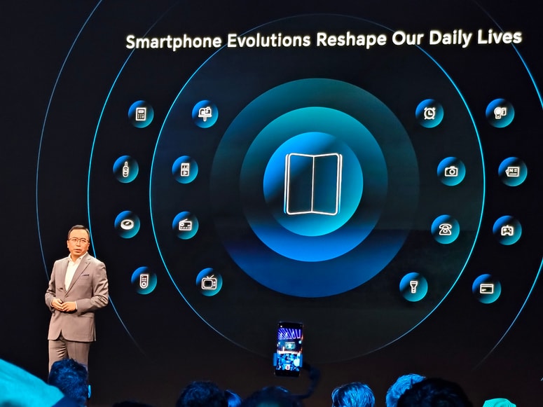 George Zhao, prvi mož Honorja, je na otvoritvenem predavanju sejma zabavne elektronike in gospodinjskih aparatov IFA v Berlinu, predstavil najtanjši pregibni mobilnik Honor Magic V2. 