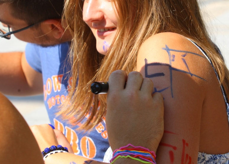 Glavna fotografija članka:Nasilje nad novopečenimi srednješolci: Kdo je odgovoren, če 'fazaniranje' postane ponižujoče?