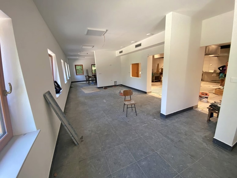 V postojnskem planinskem društvu upajo, da jim bo tudi s pomočjo občin in Planinske zveze Slovenije uspelo poravnati vse stroške naložbe v prenovo koče. 