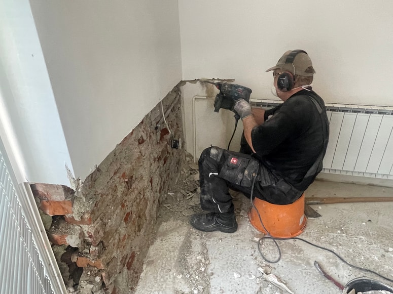 Nemci so tako delali s težkim orodjem v hiši na Ravnah na Koroškem.