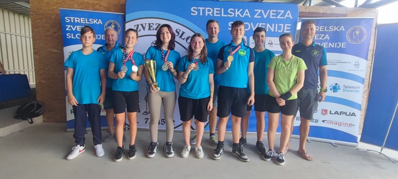 Ekipa strelcev SD I. Pohorskega bataljona Ruše s trenerjema