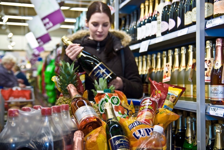 Alkohol lahko brez težav kupi vsaka druga mladoletna oseba. 