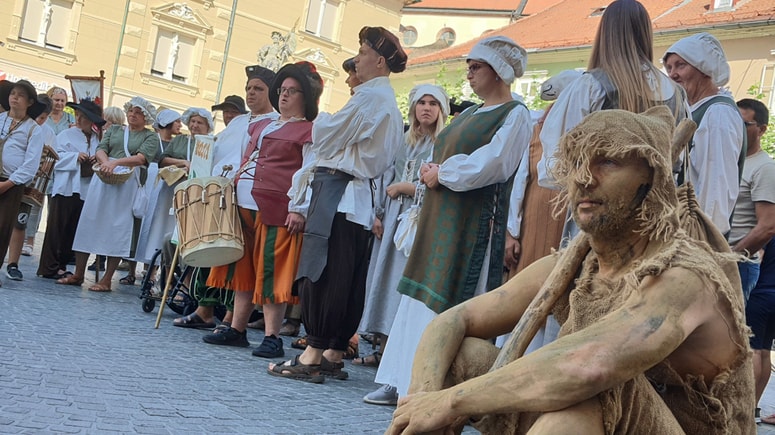 Udeleženci Ptujskih grajskih iger so se dopoldne predstavili obiskovalcem v mestu 