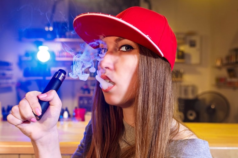 Kajenje cigaret je vsekakor bolj škodljivo kot uporaba e-cigaret z nikotinom. 