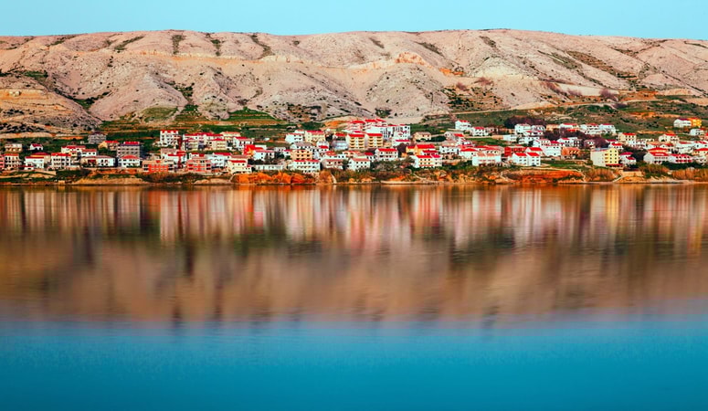 Glavna fotografija članka:(VIDEO) V "kopalnici" kad in stranišče, ki še nista videla vode, prah, smrad. Mladenič pokazal, kaj je doživel na Pagu
