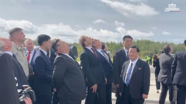Kim Jong-un z delegacijo v tovarni vojaških letal