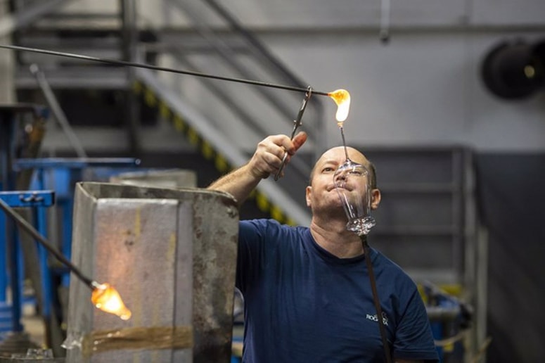 Za čudovite izdelke iz kristala, znane po izjemni jasnosti, so zaslužni mojstrski steklopihalci. Njihove izdelke steklarna danes v glavnem prodaja pod tujimi blagovnimi znamkami. 