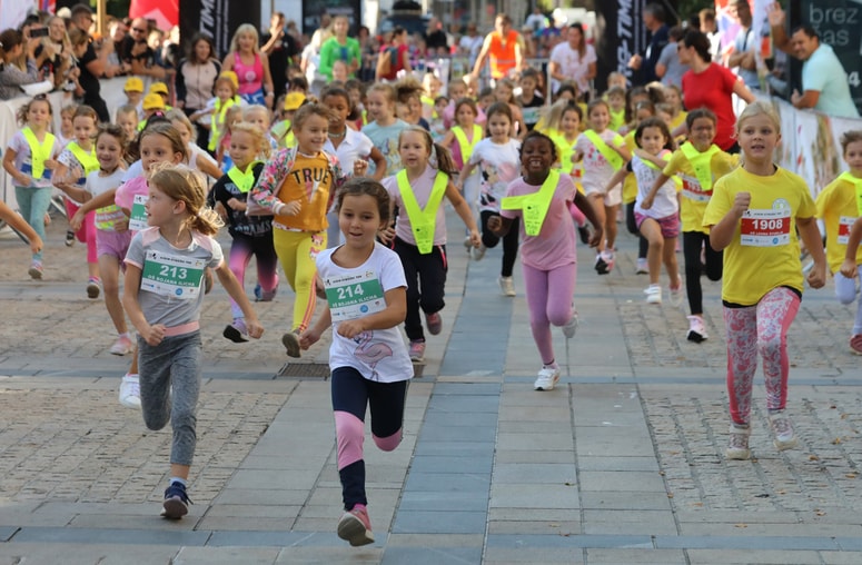 Ajdin tek. Najmlajši so tekli po ulici Škofa Maksimilijana Držečnika do Trga svobode in nazaj.