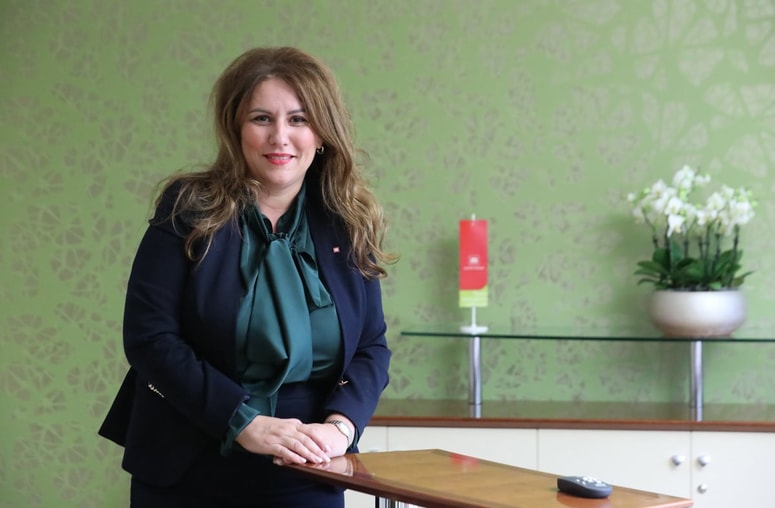 "Investirali bomo predvsem v bolj robustno in močno omrežje, torej v transformatorske postaje, izolirane nadzemne vode, podzemne kablovode oziroma v vse, kar bo omogočilo, da se na naše električno omrežje priključijo manjše in večje proizvodne naprave, predvsem sončne elektrarne," pravi prva dama Elektra Maribor. 