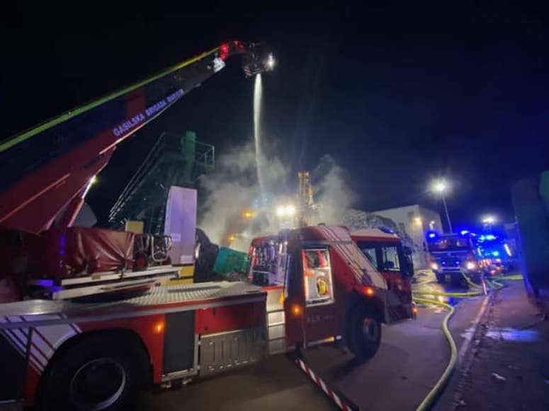 Glavna fotografija članka:(FOTO) Zagoreli odpadki v Surovini: Pri gašenju je sodelovalo 60 gasilcev