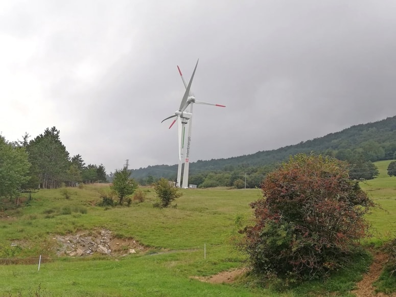 Mlajša vetrnica je manjša, visoka je "le" 50 metrov.