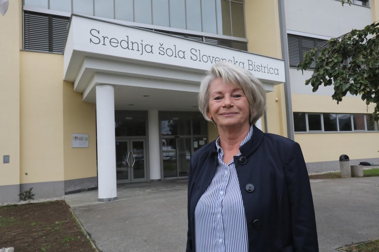 Iva Pučnik Ozimič pred sedaj že svojo nekdanjo šolo, Srednjo šolo Slovenska Bistrica 