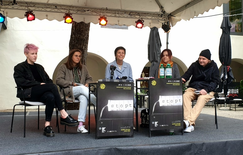 Vodstvo festivala StopTrik na predstavitvi programa pred Vetrinjskim dvorom. Od leve: producentka glasbenih dogodkov Kaja Fiedler, producentka otroškega programa Brina Fekonja, izvršna producentka Urška Breznik, direktorica festivala Olga Bobrowska in programski direktor Michal Bobrowski
