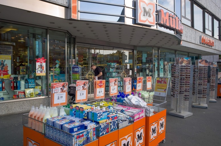 Če bi otroci lastnika poslovnega imperija na sodišču dosegli svoje, se podjetju ne piše dobro. Tako vsaj pravi Müllerjeva žena. 