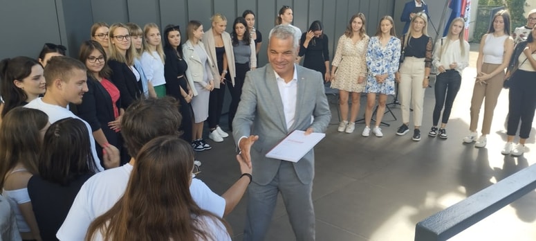 Tudi najuspešnejšim dijakom iz Srednje zdravstvene in kozmetične šole Maribor je čestital župan Arsenovič. 