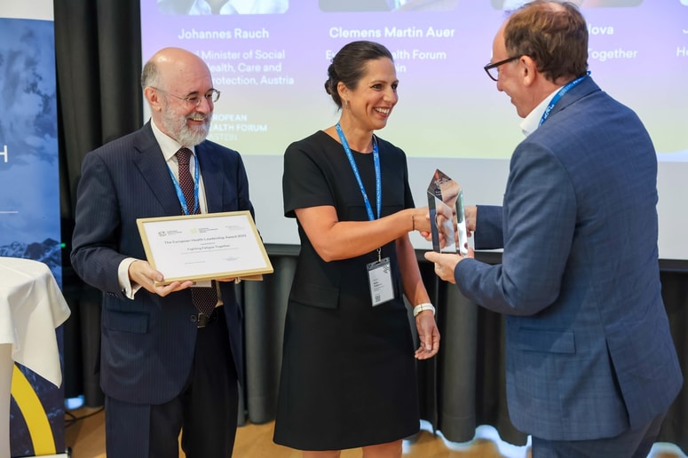 Clemens Martin Auer, predsedujoči evropskemu zdravstvenemu forumu Gastein (EHFG), nagrajenka Mirka Čikkelova (European Patient Safety Foundation, EUPSF) in Johanes Rauch, avstrijski minister za zdravje in socialo