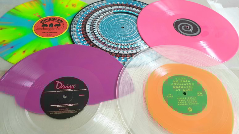 Iznajdljivosti ustvarjalcev in založb pri oblikovanju vinilnih plošč ni videti konca.