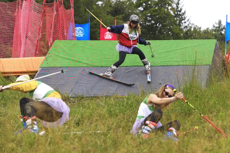 Glavna fotografija članka:(FOTO in VIDEO) Športni vikend in retro smuk: "Naj se vsuje trpotec, ne bojimo se niti kislice niti divje detelje ..."
