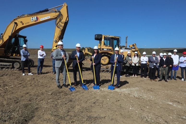 V Zlatoličju so zasadili prve lopate, od leve: Marko Trampuž (Kolektor Koling), starški župan Stanislav Greifoner ter Melissa Wilson in Goran Spasevki, generalna direktorica in finančni direktor Harvey Normana. 