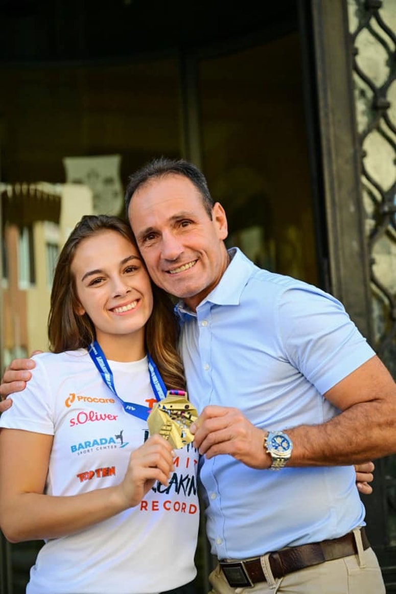 Tyrin oče, znani mariborski športnik in funkcionar Tomaž Barada, je zgodbo v začetku septembra lansiral v javnost z očitki, da na Univerzi v Mariboru ni prostora za vrhunske športnike.