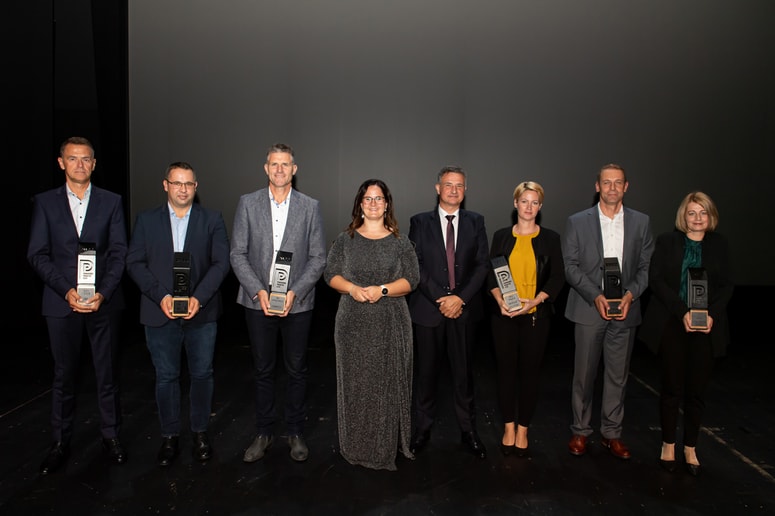 Predstavniki zmagovalnih pomurskih podjetij v letu 2022 z Adriano Gašpar in Robertom Grahom. 