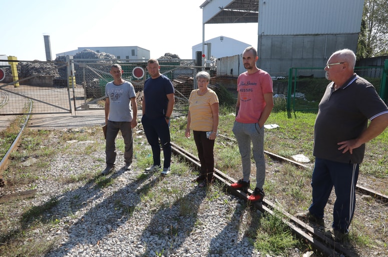 Tomaž in Boštjan Kumer, Branka Krajnc, Matjaž Cimerman in Branko Krajnc opisujejo nevzdržno življenje ob predelovalnem obratu. 