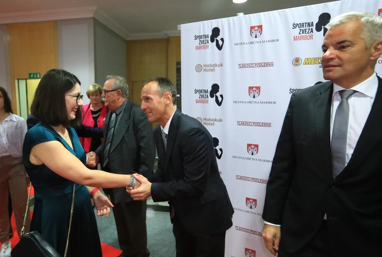 Ministrica Emilija Stojmenova Duh in Tomaž Barada, predsednik Športne zveze Maribor ter Tyrin oče, na prireditvi Športnik Maribora.   