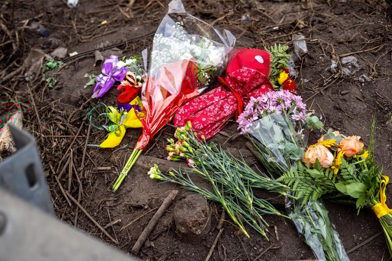 Cvetje na mestu tragedije.