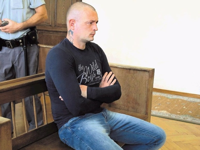 Tomaž Simonič, ki ga prijatelji kličejo Satan, je še vedno na begu. 