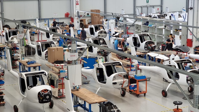 Tovarna Pipistrela v Gorici, kjer poteka izdelava vseh njihovih letal.