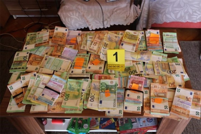 Večletna kriminalistična preiskava, pri kateri so sodelovale tudi druge države in Europol, je privedla do razbitja splitske narkotolpe. Policija je v nedavnih hišnih preiskavah zasegla tudi ogromno količino gotovine. 