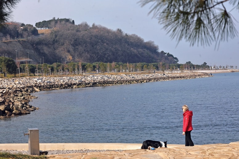 Glavna fotografija članka:Žusterna: Reševalci so ga oživljali, a kopalcu ni bilo več pomoči