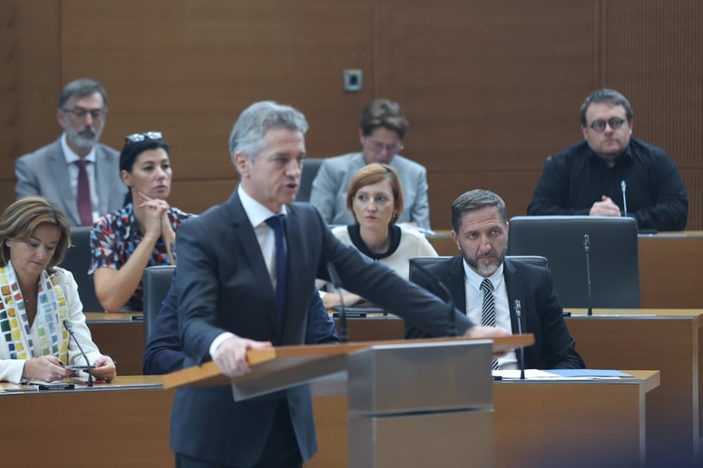 Robert Golob in minister za finance Klemen Boštjančič bosta morala predloga proračunov predstaviti tudi državnemu zboru.