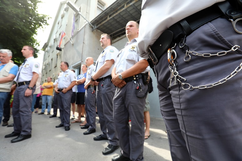 Brez zvišanja plač bomo problem pomanjkanja pravosodnih policistov težko uspešno rešili, pravijo na pravosodnem ministrstvu.

